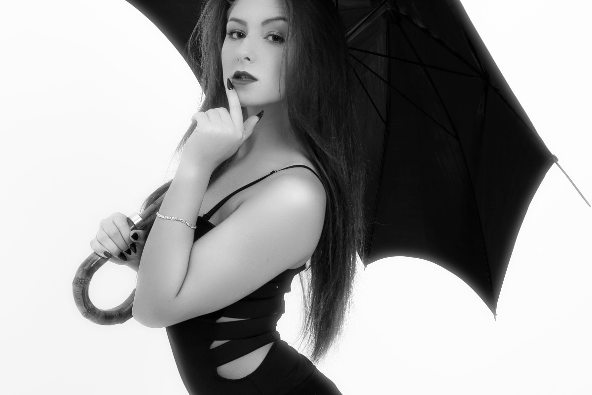 Fekete-fehér fashion editorial portré – Model Academy professzionális modellfotó