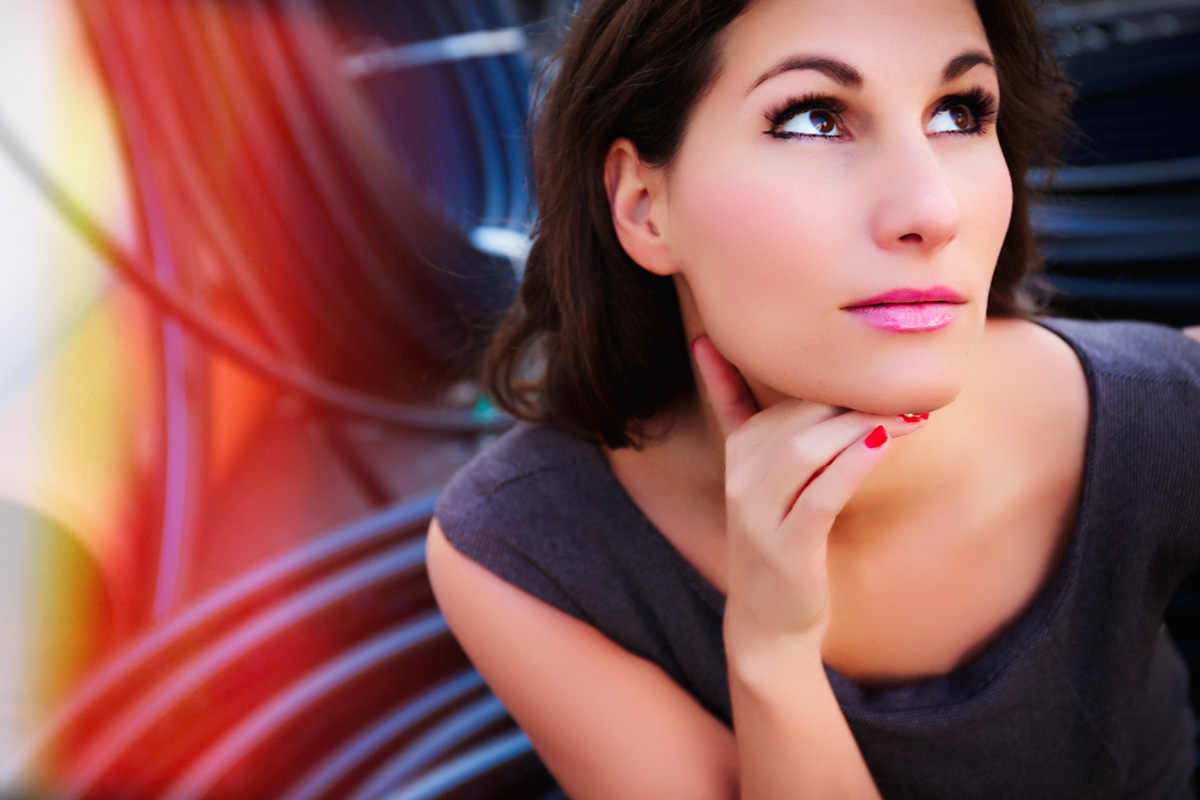 Kreatív portré színes háttérrel – Model Academy reklámfotózás